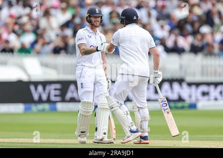 Ben Stokes, d'Angleterre, le poing bosses Jonny Bairstow, d'Angleterre après qu'il a atteint 4 courses pendant le LV= Insurance Ashes Test Series second Test Day 5 Angleterre / Australie à Lords, Londres, Royaume-Uni, 2nd juillet 2023 (photo par Mark Cosgrove/News Images) Banque D'Images