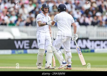 Londres, Royaume-Uni. 02nd juillet 2023. Ben Stokes d'Angleterre poing bosses Jonny Bairstow d'Angleterre après qu'il a atteint 4 courses pendant le LV= Insurance Ashes Test Series deuxième jour de test 5 Angleterre / Australie à Lords, Londres, Royaume-Uni, 2nd juillet 2023 (photo par Mark Cosgrove/News Images) à Londres, Royaume-Uni le 7/2/2023. (Photo de Mark Cosgrove/News Images/Sipa USA) crédit: SIPA USA/Alay Live News Banque D'Images