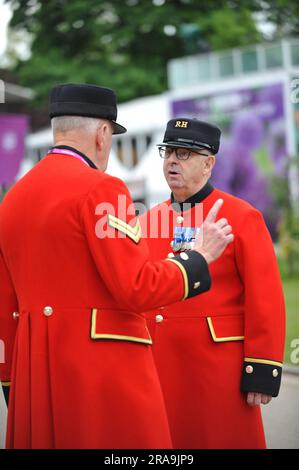 Les retraités de Chelsea au jour d'ouverture du salon des fleurs de Chelsea 2023. Les pensionnés de Chelsea sont des anciens membres à la retraite de l'Armée britannique qui sont résidents de l'Hôpital Royal Chelsea, qui sont célèbres pour les uniformes de scarlet qu'ils portent. Chelsea est l'événement de fleurs et de jardins le plus prestigieux au monde. Le spectacle de six jours attire environ 168 000 000 visiteurs, dont des membres de la famille royale, et est le sommet des événements de fleurs et de jardins présentant des jardins d'exposition d'avant-garde, un design de pointe et des concepts artisanaux, semblables à la semaine de la mode de Londres. Le cœur du spectacle est le Grand Pavi de 12 000 m2 Banque D'Images