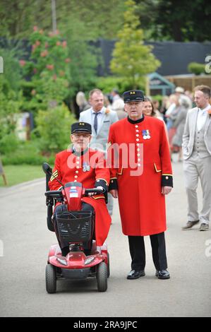 Les retraités de Chelsea au jour d'ouverture du salon des fleurs de Chelsea 2023. Les pensionnés de Chelsea sont des anciens membres à la retraite de l'Armée britannique qui sont résidents de l'Hôpital Royal Chelsea, qui sont célèbres pour les uniformes de scarlet qu'ils portent. Chelsea est l'événement de fleurs et de jardins le plus prestigieux au monde. Le spectacle de six jours attire environ 168 000 000 visiteurs, dont des membres de la famille royale, et est le sommet des événements de fleurs et de jardins présentant des jardins d'exposition d'avant-garde, un design de pointe et des concepts artisanaux, semblables à la semaine de la mode de Londres. Le cœur du spectacle est le Grand Pavi de 12 000 m2 Banque D'Images