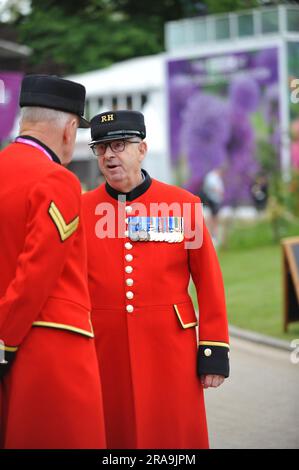 Les retraités de Chelsea au jour d'ouverture du salon des fleurs de Chelsea 2023. Les pensionnés de Chelsea sont des anciens membres à la retraite de l'Armée britannique qui sont résidents de l'Hôpital Royal Chelsea, qui sont célèbres pour les uniformes de scarlet qu'ils portent. Chelsea est l'événement de fleurs et de jardins le plus prestigieux au monde. Le spectacle de six jours attire environ 168 000 000 visiteurs, dont des membres de la famille royale, et est le sommet des événements de fleurs et de jardins présentant des jardins d'exposition d'avant-garde, un design de pointe et des concepts artisanaux, semblables à la semaine de la mode de Londres. Le cœur du spectacle est le Grand Pavi de 12 000 m2 Banque D'Images
