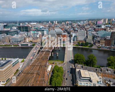 Vue aérienne depuis un drone de ponts traversant la rivière Clyde dans le centre-ville de Glasgow, Écosse, Royaume-Uni Banque D'Images