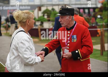 Les retraités de Chelsea au jour d'ouverture du salon des fleurs de Chelsea 2023. Les pensionnés de Chelsea sont des anciens membres à la retraite de l'Armée britannique qui sont résidents de l'Hôpital Royal Chelsea, qui sont célèbres pour les uniformes de scarlet qu'ils portent. Chelsea est l'événement de fleurs et de jardins le plus prestigieux au monde. Le spectacle de six jours attire environ 168 000 000 visiteurs, dont des membres de la famille royale, et est le sommet des événements de fleurs et de jardins présentant des jardins d'exposition d'avant-garde, un design de pointe et des concepts artisanaux, semblables à la semaine de la mode de Londres. Le cœur du spectacle est le Grand Pavi de 12 000 m2 Banque D'Images