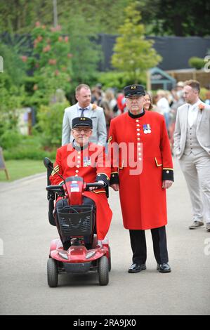 Les retraités de Chelsea au jour d'ouverture du salon des fleurs de Chelsea 2023. Les pensionnés de Chelsea sont des anciens membres à la retraite de l'Armée britannique qui sont résidents de l'Hôpital Royal Chelsea, qui sont célèbres pour les uniformes de scarlet qu'ils portent. Chelsea est l'événement de fleurs et de jardins le plus prestigieux au monde. Le spectacle de six jours attire environ 168 000 000 visiteurs, dont des membres de la famille royale, et est le sommet des événements de fleurs et de jardins présentant des jardins d'exposition d'avant-garde, un design de pointe et des concepts artisanaux, semblables à la semaine de la mode de Londres. Le cœur du spectacle est le Grand Pavi de 12 000 m2 Banque D'Images