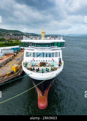 Les dernières vues aériennes du traversier de passagers MV Glen Sannox en cours de construction au chantier maritime Ferguson à Port Glasgow. Écosse, Royaume-Uni Banque D'Images