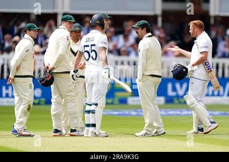 Jonny Bairstow (à droite), en Angleterre, réagit après avoir été défait par Alex Carey, en Australie, lors du cinquième jour du deuxième match d'essai des cendres à Lord's, Londres. Date de la photo: Dimanche 2 juillet 2023. Banque D'Images