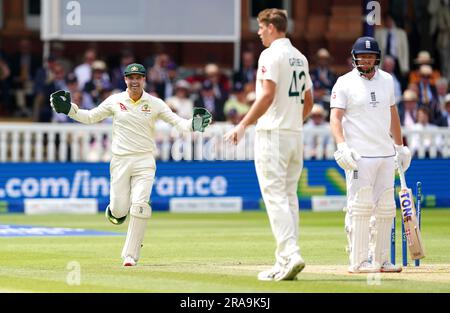 Alex Carey (à gauche), en Australie, célèbre la sortie de Jonny Bairstow (à droite), en Angleterre, au cours du cinquième jour du deuxième match de test des cendres à Lord's, Londres. Date de la photo: Dimanche 2 juillet 2023. Banque D'Images