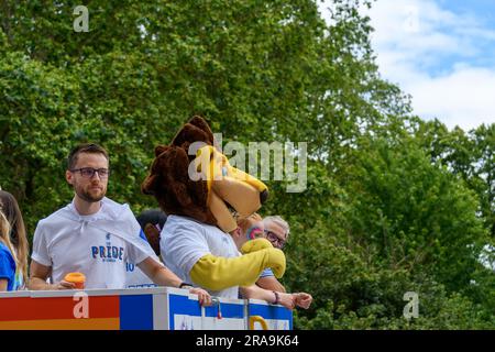 Londres, Royaume-Uni, 1st juillet 2023, Pride in London Parade comptait 35 000 personnes en marche. Il a commencé juste après midi à Hyde Park Corner et a été jusqu'à Whitehall place. La foule est sortie par une chaude journée partiellement nuageux et a rempli les rues tout le long du trajet. Il y a eu des étapes dans de nombreux endroits, y compris Trafalgar Square, Soho et Leicester Square. On estime que plus d'un million de personnes sont venues regarder. Le défilé a été brièvement arrêté par les manifestations Stop the Oil devant le flotteur de Coke, qui a duré 20 minutes avant que la police ne soit venue et arrêté sept., Andrew Lalchan Photography/Alay Live New Banque D'Images