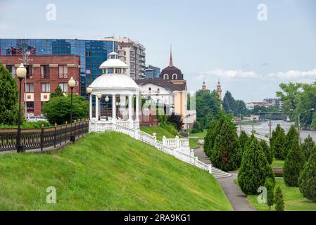 VLADIKAVKAZ, RUSSIE - 13 JUIN 2023 : belvédère blanc sur le remblai de la rivière Terek. Vladikavkaz Banque D'Images