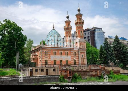 VLADIKAVKAZ, RUSSIE - 13 JUIN 2023 : Mosquée sunnite (mosquée Mukhtarov) par temps nuageux. Vladikavkaz, Ossétie du Nord-Alania Banque D'Images