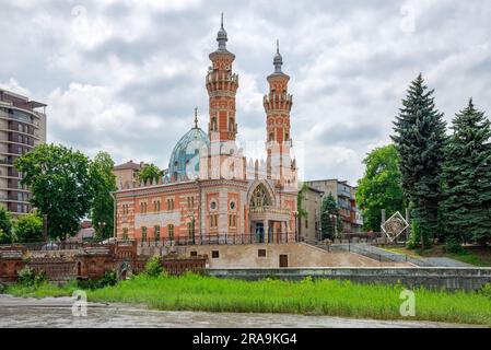 VLADIKAVKAZ, RUSSIE - 13 JUIN 2023 : Mosquée sunnite (mosquée Mukhtarov) sur les rives du fleuve Terek. Vladikavkaz, Ossétie du Nord-Alania Banque D'Images