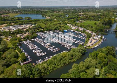 Vue aérienne des bateaux amarrés à Bray Marina, à côté de la Tamise, à Bray, Windsor, Berkshire, Royaume-Uni. Banque D'Images