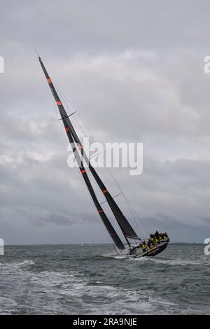 Open Water devant vous alors que le yacht de course GBR8728 Notorious établit une position dominante dans les premières étapes de la course Round the Island Yacht Race Banque D'Images