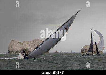 Conditions venteuses pour GBR597R ITMA comme les voiliers autour des aiguilles lors de la Round the Island Yacht Race Banque D'Images