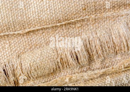 Gros plan sur le tissu usé du siège - semble être composé de fibres mélangées et non pas de 100 % de coton. Pour les bords effilochés, vu de meilleurs jours, métaphore hors condition. Banque D'Images