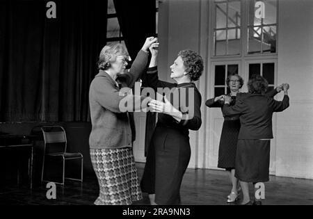 Un cours de danse de l'après-midi aveugle et à vision partielle pour les personnes âgées dans un club Darby and Joan de l'Institut Battersea. Battersea, Londres, Angleterre vers 1970. 1970S ROYAUME-UNI HOMER SYKES Banque D'Images