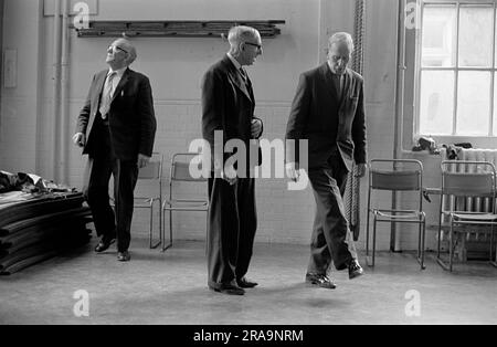 Darby et Joan Club. Un cours de danse de l'après-midi aveugle et à vision partielle pour les personnes âgées à l'Institut Battersea. Battersea, Londres, Angleterre vers 1970. 1970S ROYAUME-UNI HOMER SYKES Banque D'Images