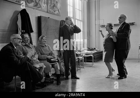 Darby et Joan Club. Un cours de danse de l'après-midi aveugle et à vision partielle pour les personnes âgées à l'Institut Battersea. Battersea, Londres, Angleterre vers 1970. 1970S ROYAUME-UNI HOMER SYKES Banque D'Images