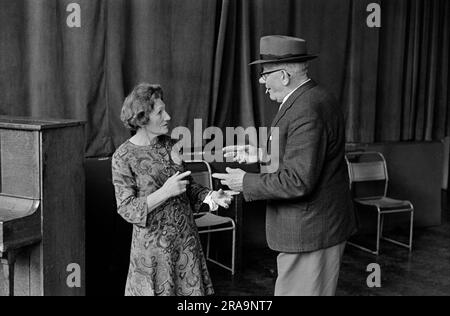 Darby et Joan Club. Un cours de danse de l'après-midi aveugle et à vision partielle pour les personnes âgées à l'Institut Battersea. Battersea, Londres, Angleterre vers 1970. 1970S ROYAUME-UNI HOMER SYKES Banque D'Images