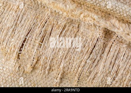 Gros plan sur le tissu usé du siège - semble être composé de fibres mélangées et non pas de 100 % de coton. Pour les bords effilochés, vu de meilleurs jours, métaphore hors condition. Banque D'Images