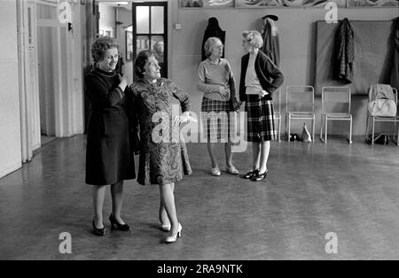 Darby et Joan Club. Un cours de danse de l'après-midi aveugle et à vision partielle pour les personnes âgées à l'Institut Battersea. Battersea, Londres, Angleterre vers 1970. 1970S ROYAUME-UNI HOMER SYKES Banque D'Images