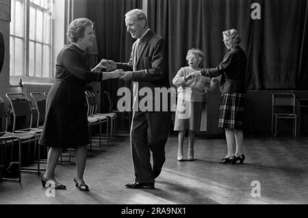 Darby et Joan Club. Un cours de danse de l'après-midi pour les personnes âgées aveugles et malvoyantes à l'Institut Battersea. Battersea, Londres, Angleterre 1970. ANNÉES 1970 ROYAUME-UNI HOMER SYKES Banque D'Images