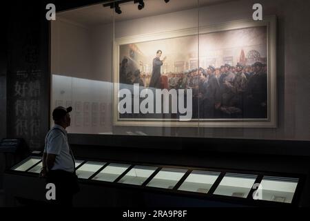 Wuhan, Chine. 01st juillet 2023. Un touriste regarde un portrait de Mao Zedong au Musée révolutionnaire de Wuhan à l'occasion de l'anniversaire de la fondation du CPC à Wuhan en 102nd. Avant l'anniversaire de fondation du CPC, les chiffres officiels ont révélé que le nombre de membres du CPC a augmenté de près de 1,33 millions, ou 1,4 pour cent, passant de 2021 à 98,04 millions à la fin de 2022. Crédit : SOPA Images Limited/Alamy Live News Banque D'Images