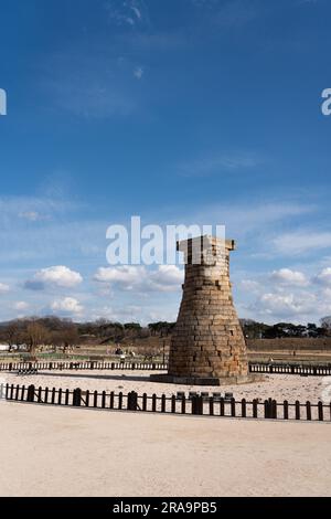 Observatoire ancien de Cheomseongdae au printemps à Gyeongju, Corée du Sud Banque D'Images