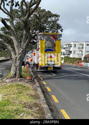 Véhicule d'entretien et de sécurité routière avec cônes et panneaux de signalisation - concept de travaux routiers. Front de mer d'Auckland, région de Kohimarama, Nouvelle-Zélande. Banque D'Images