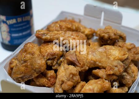 Ailes de poulet coréen frites croustillantes à la sauce soja, Corée du Sud Banque D'Images