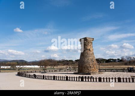 Observatoire ancien de Cheomseongdae au printemps à Gyeongju, Corée du Sud Banque D'Images