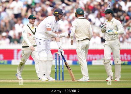 Stuart, en Angleterre, a largement fondé sa chauve-souris en tant que Marnus Labuschagne et Alex Carey (à droite), en Australie, regardent pendant le cinquième jour du deuxième match de test des cendres à Lord's, Londres. Date de la photo: Dimanche 2 juillet 2023. Banque D'Images