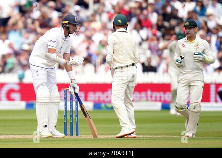 Stuart, en Angleterre, a largement fondé sa chauve-souris en tant que Marnus Labuschagne et Alex Carey (à droite), en Australie, regardent pendant le cinquième jour du deuxième match de test des cendres à Lord's, Londres. Date de la photo: Dimanche 2 juillet 2023. Banque D'Images