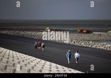 BREEZANDDIJK - randonneurs sur l'Afsluitdijk. Le tout nouveau sentier de marche et de vélo qui traverse la digue est ouvert aux marcheurs et aux cyclistes pendant le week-end. Depuis 2019, l'Afsluitdijk est inaccessible au trafic non motorisé en raison de la rénovation importante effectuée par Rijkswaterstaat. ANP RAMON VAN FLYMEN pays-bas - belgique Out crédit: ANP/Alay Live News Banque D'Images