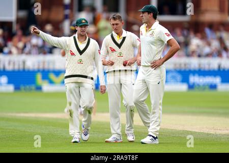 Steve Smith, Marnus Labuschagne et Pat Cummins en Australie discutent au cours du cinquième jour du deuxième match de test des cendres à Lord's, Londres. Date de la photo: Dimanche 2 juillet 2023. Banque D'Images