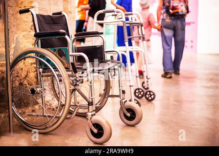 fauteuils roulants spéciaux et aides à la marche pour les personnes handicapées. S'occuper de l'authenticité Banque D'Images