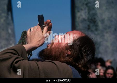 SID Rawle connu sous le nom de Roi des Hippies, fumant un « tuyau de paix ». Stonehenge Free Festival au solstice d'été, Wiltshire, Angleterre 21 juin 1979. 1970S ROYAUME-UNI HOMER SYKES Banque D'Images