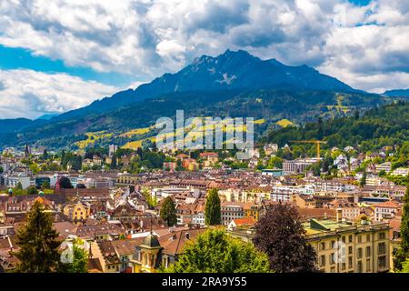 Belle vue panoramique depuis le mur de fortification médiéval Museggmauer de la ville de Lucerne avec l'impressionnant Mont Pilatus à l'arrière. Banque D'Images