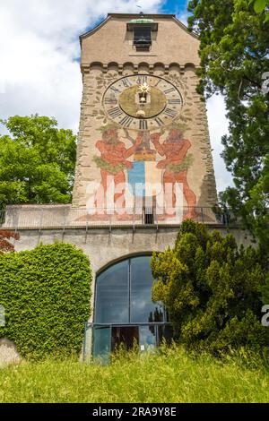 Belle vue sur le Zytturm (Tour du temps), érigé en 1442 et une partie du mur de fortification Museggmauer. La face de l'horloge de la ville a été intégrée... Banque D'Images