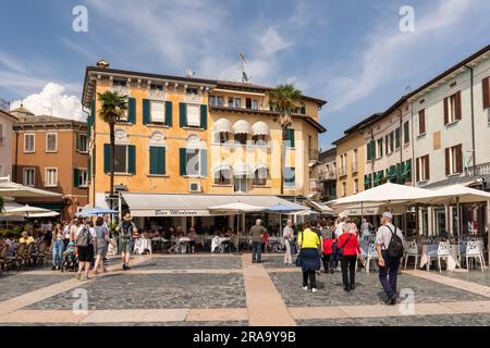 Pittoresque Piazza Giosue Carducci, Sirmione, Lac de Garde, Italie, Europe Banque D'Images