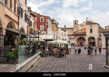 Piazza Malvezzi dans la ville de Desenzano, Lac de Garde, Italie, Europe Banque D'Images