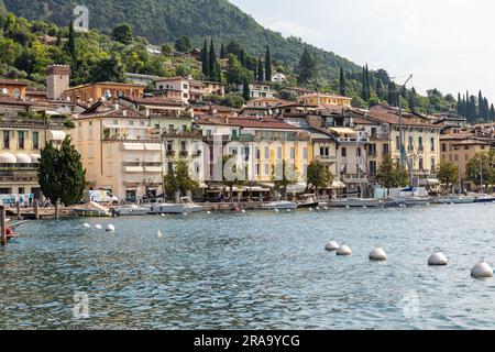 Pittoresque ville de Salo au bord de l'eau vu du lac. Salo, Lac de Garde, Italie, Europe Banque D'Images