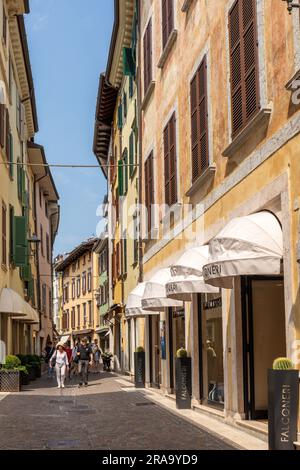 Une rue pittoresque et colorée dans la ville de Salo, Salo, Lac de Garde, Italie, Europe Banque D'Images