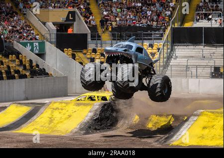 Dresde, Allemagne. 02nd juillet 2023. Le monster Truck 'MEGALODON' avec le chauffeur Charlie Pauken saute sur une rampe au spectacle monster Jam au Rudolf Harbig Stadium de Dresde. Crédit : Paul Glaser/dpa/Alamy Live News Banque D'Images