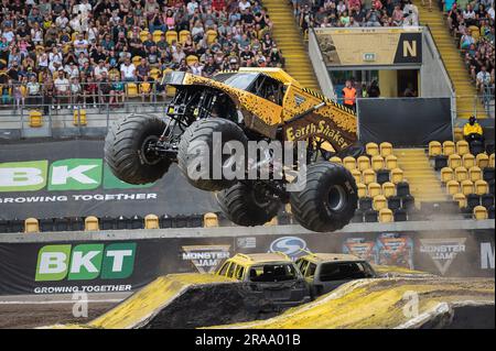 Dresde, Allemagne. 02nd juillet 2023. Monstertuck EARTHSHAKER avec le pilote Tony Ochs saute sur une rampe au spectacle de camions monstrueux 'Monster Jam' au stade Rudolf Harbig à Dresde, Allemagne Credit: Paul Glaser/dpa/Alamy Live News Banque D'Images