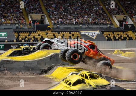 Dresde, Allemagne. 02nd juillet 2023. (L-r): Monster Truck 'MONSTER MUTT DALMATIAN' et 'EL TORO LOCO' sautant sur les rampes du spectacle monster Truck 'Monster Jam' au Rudolf Harbig Stadium de Dresde, Allemagne Credit: Paul Glaser/dpa/Alay Live News Banque D'Images