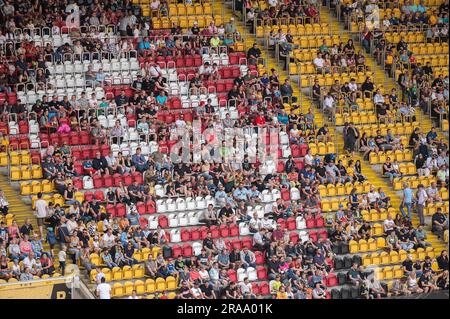 Dresde, Allemagne. 02nd juillet 2023. Le public se trouve sur les stands du Rudolf Harbig Stadium de Dresde, en attendant le début du spectacle de camions monster Jam. Crédit : Paul Glaser/dpa/Alamy Live News Banque D'Images