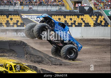 Dresde, Allemagne. 02nd juillet 2023. Monster Truck 'BLUE THUNDER' avec le pilote Bernard Lyght montre une roue à l'exposition de Monster Truck 'Monster Jam' au Rudolf Harbig Stadium à Dresde. Crédit : Paul Glaser/dpa/Alamy Live News Banque D'Images