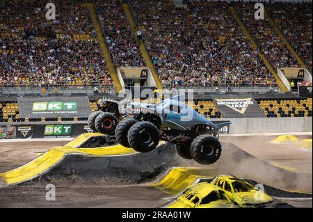 Dresde, Allemagne. 02nd juillet 2023. L-r: Monster Truck 'MAX-d' et 'MEGALODON' sautent sur les rampes du spectacle de Monster Truck 'Monster Jam' au Rudolf Harbig Stadium à Dresde, Allemagne Credit: Paul Glaser/dpa/Alamy Live News Banque D'Images