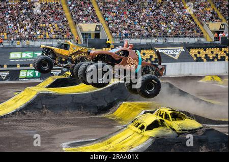 Dresde, Allemagne. 02nd juillet 2023. Monstertuck 'EARTHSHAKER®' et 'COOBY DOO' sautent sur les rampes du spectacle monster Jam au stade Rudolf Harbig de Dresde. Crédit : Paul Glaser/dpa/Alamy Live News Banque D'Images